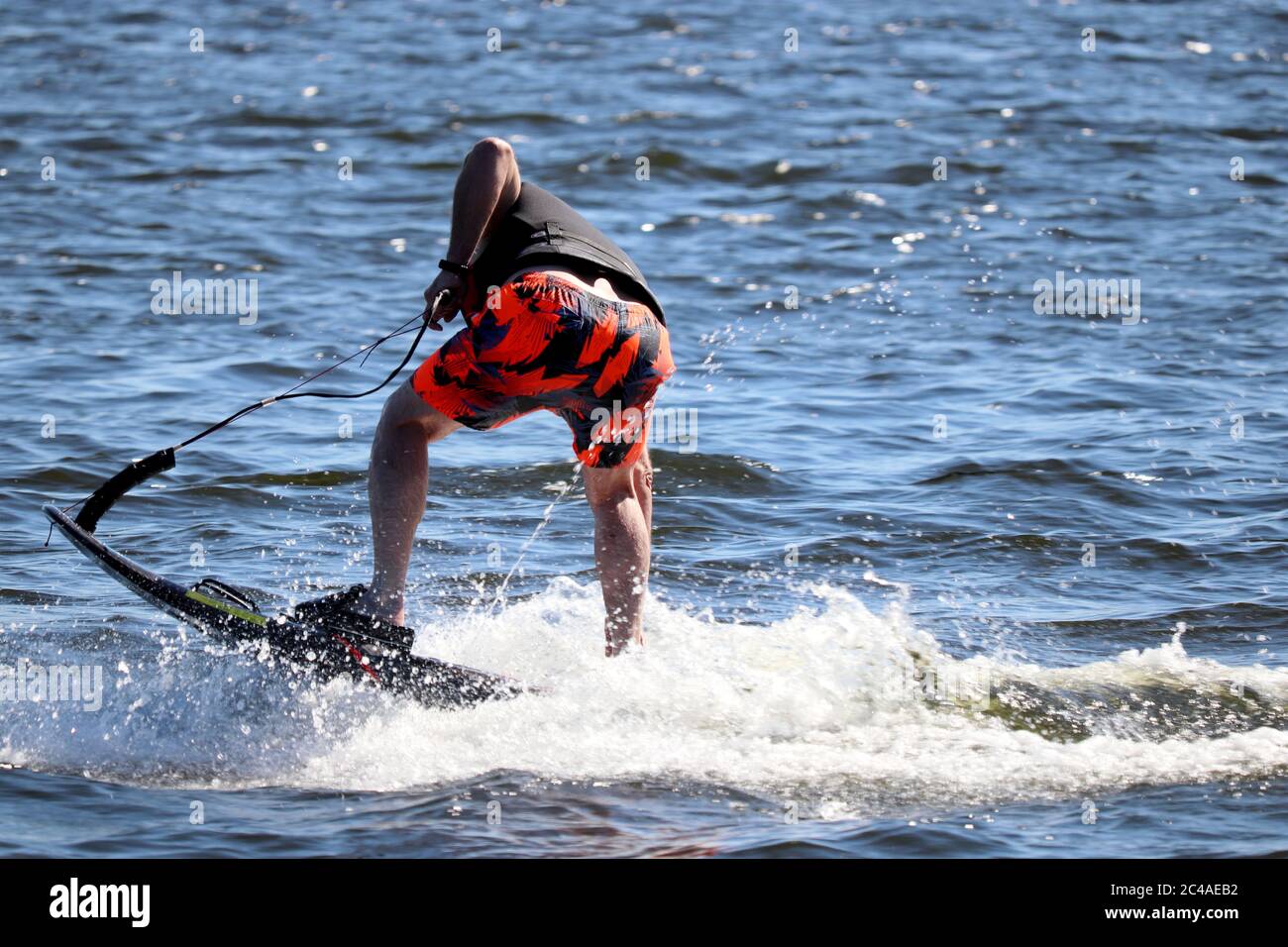 Moto d'acqua, uomo che corre su jet surfboard. Surfista sul mare, sport estivi Foto Stock