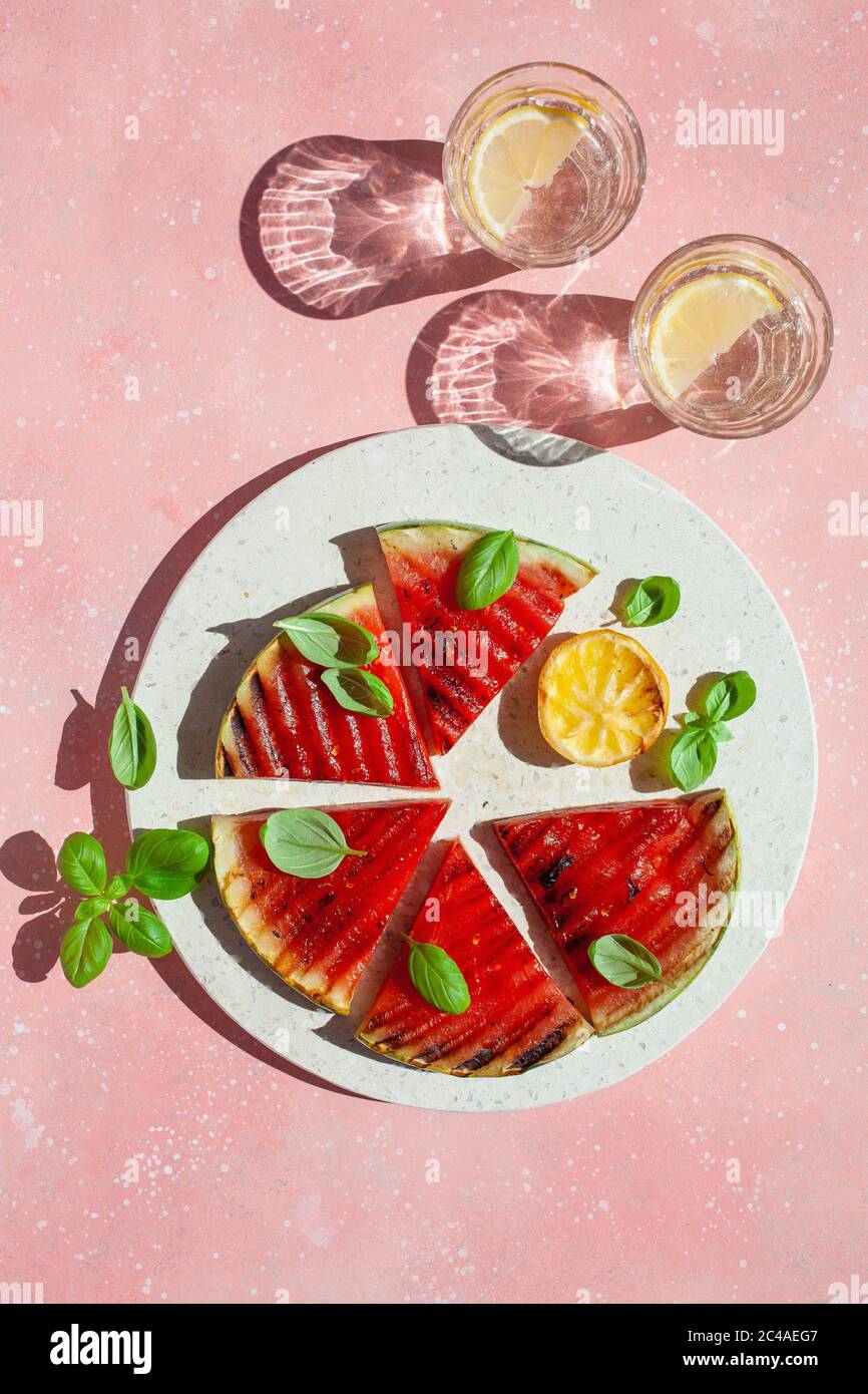 fette di anguria grigliate con limone e basilico. dessert estivo Foto Stock