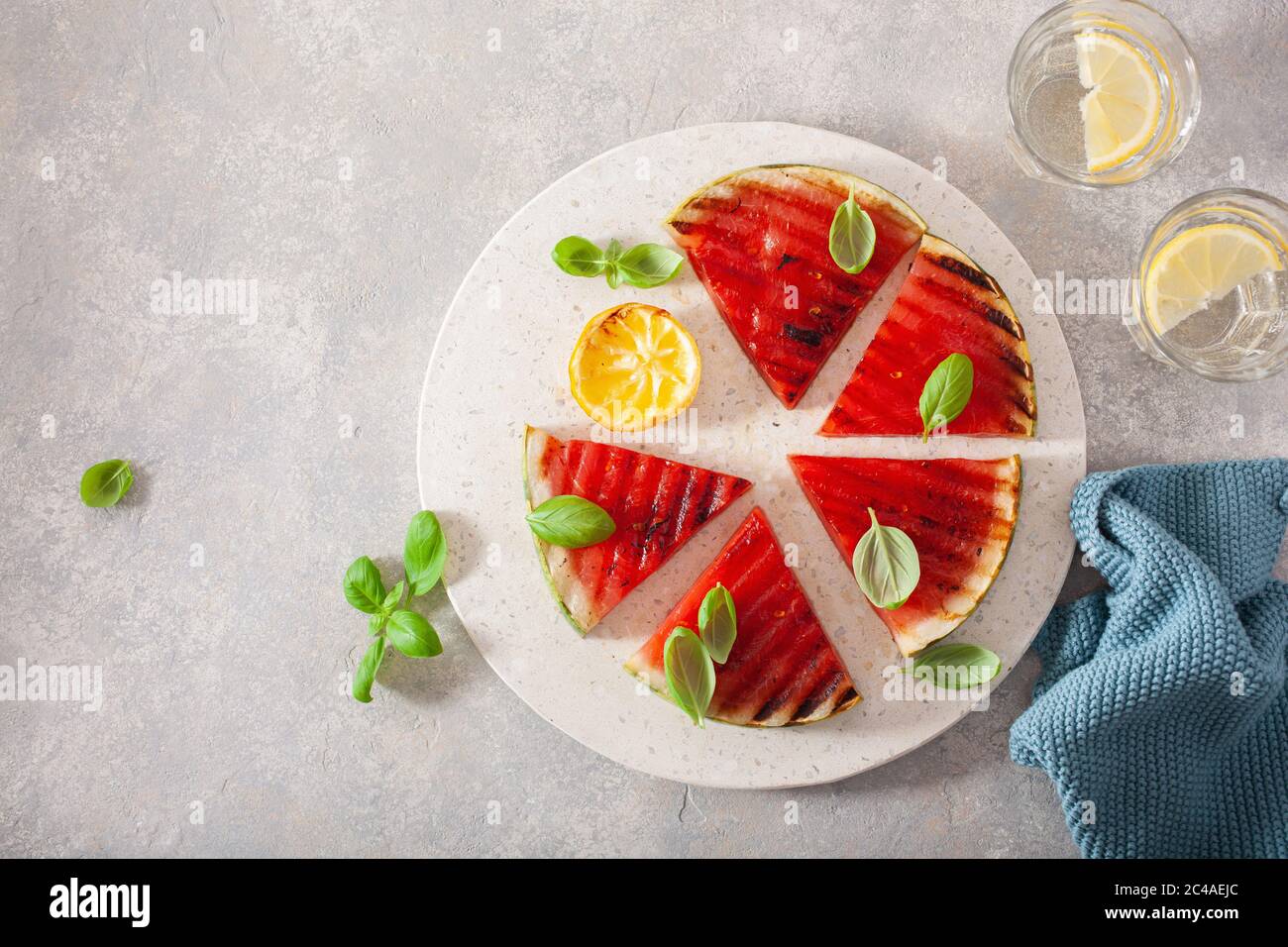 fette di anguria grigliate con limone e basilico. dessert estivo Foto Stock