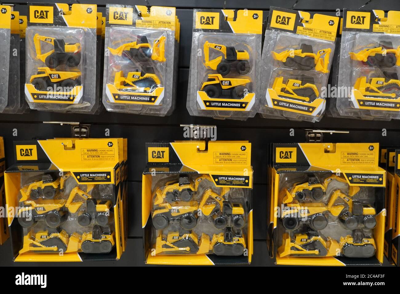 Dubai UAE Dicembre 2019 - una collezione di escavatori CAT e giocattoli per camion al negozio Toys. Giocattoli appesi in negozio per la vendita. Giocattoli Cat in un negozio di giocattoli. Foto Stock