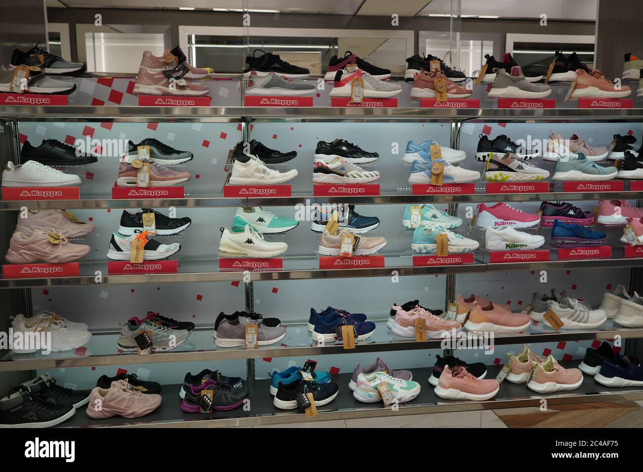 Dubai Emirati Arabi Uniti Dicembre 2019 Kappa Brand Sport scarpe in un  negozio. Calzature di varie marche nel centro commerciale. Grande  collezione di scarpe sportive diverse Foto stock - Alamy