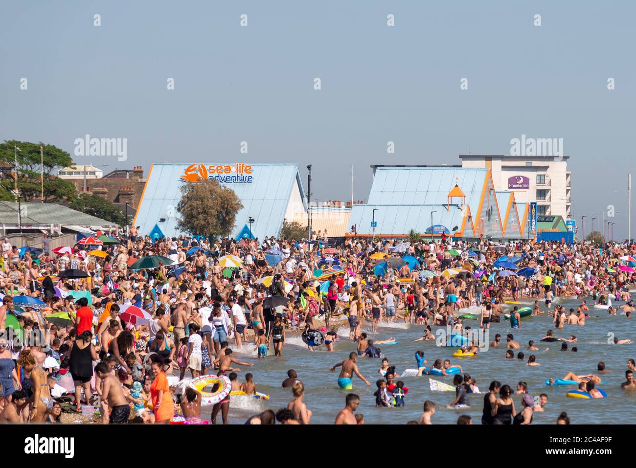 Southend on Sea, Essex, Regno Unito. 25 Giu 2020. Con le previsioni temperature record per 2020 persone si stanno dirigendo verso il lungomare per raffreddare, nonostante il COVID-19 Coronavirus consulenza. A Southend on Sea la riva dell'estuario del Tamigi è piena di persone che nuotano e saltano in mare. Jubilee Beach. Spiagge affollate Foto Stock