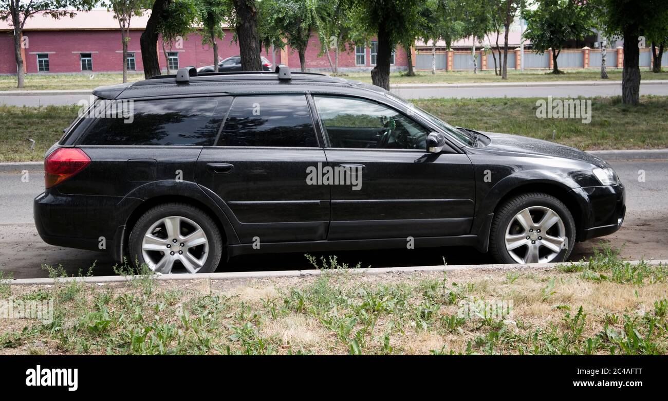 Kazakhstan, Ust-Kamenogorsk - 1 giugno 2020. Auto Subaru Outback nel parcheggio. Foto Stock