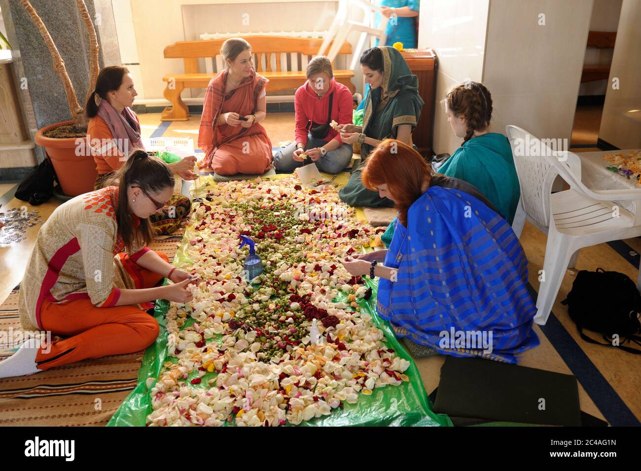 Krishna tempio lavoratrici lavoratrici preparare Prasad - cibo che è un'offerta religiosa nel Krishnaism Foto Stock