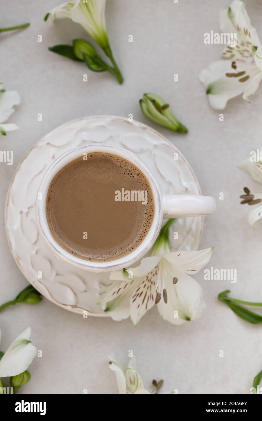 Immagine closeup del caffè in una tazza bianca rustica su sfondo grigio chiaro. Foto Stock