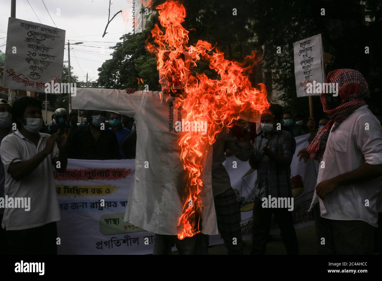 Dhaka, Dhaka, Bangladesh. 25 Giugno 2020. La Progressive Student Alliance ha tenuto un assedio al Ministero della Salute chiedendo la fine dei saccheggi nel settore sanitario e garantendo l'assistenza sanitaria statale per tutti. A quel tempo, bruciarono l'effigie del ministro della salute e chiesero le sue dimissioni. Credit: Md. Rakibul Hasan/ZUMA Wire/Alamy Live News Foto Stock