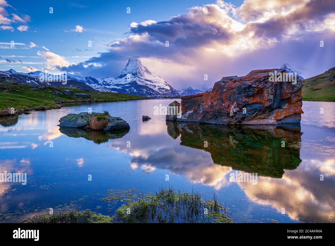 Il Cervino riflesso nel Stellisee al tramonto, Zermatt, Vallese, Svizzera Foto Stock