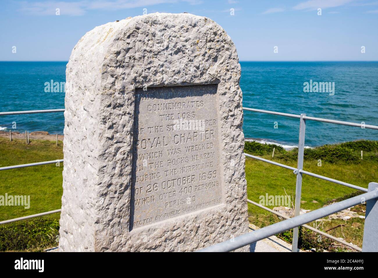 Royal Charter Memorial sulla costa vicino a dove la nave del regolacapelli a vapore è stata naufragata nel 1859. Moelfre, Isola di Anglesey, Galles, Regno Unito, Gran Bretagna Foto Stock