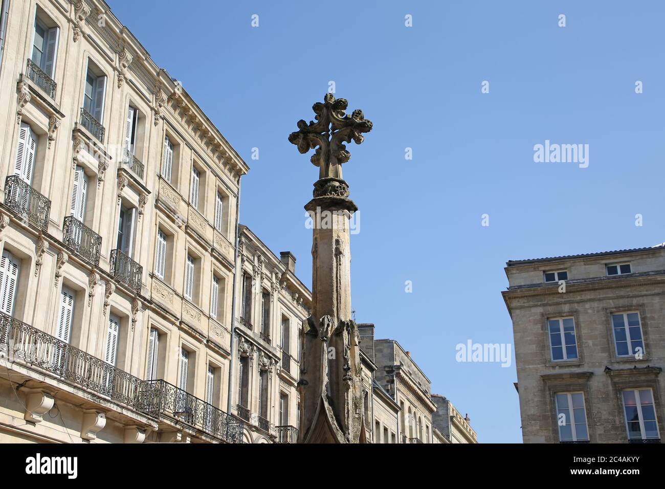 Antico monumento a croce sulla Place Saint-Projet, nella città vecchia con bella architettura che la circonda, Bordeaux, Francia. Foto Stock