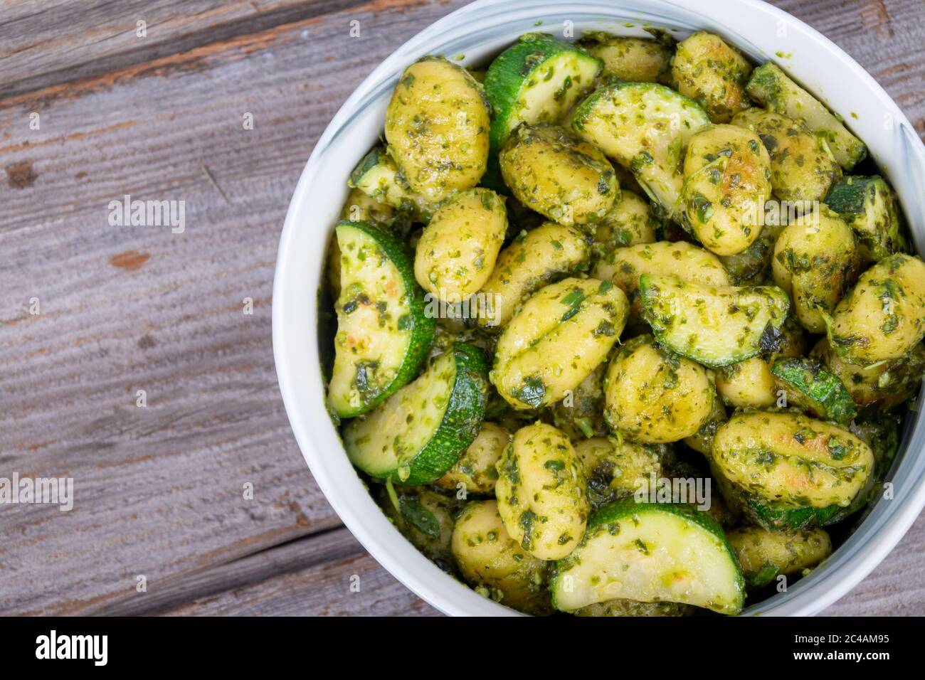 pasta di gnocchi di patate con zucchine e pesto di basilico fresco fatto in casa Foto Stock