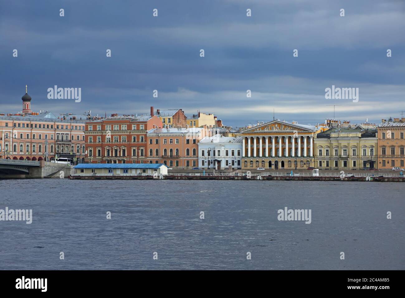 Ammira il fiume Neva, uno dei principali corsi d'acqua della città, e gli edifici storici e colourful dall'altro lato, San Pietroburgo, Russia. Foto Stock