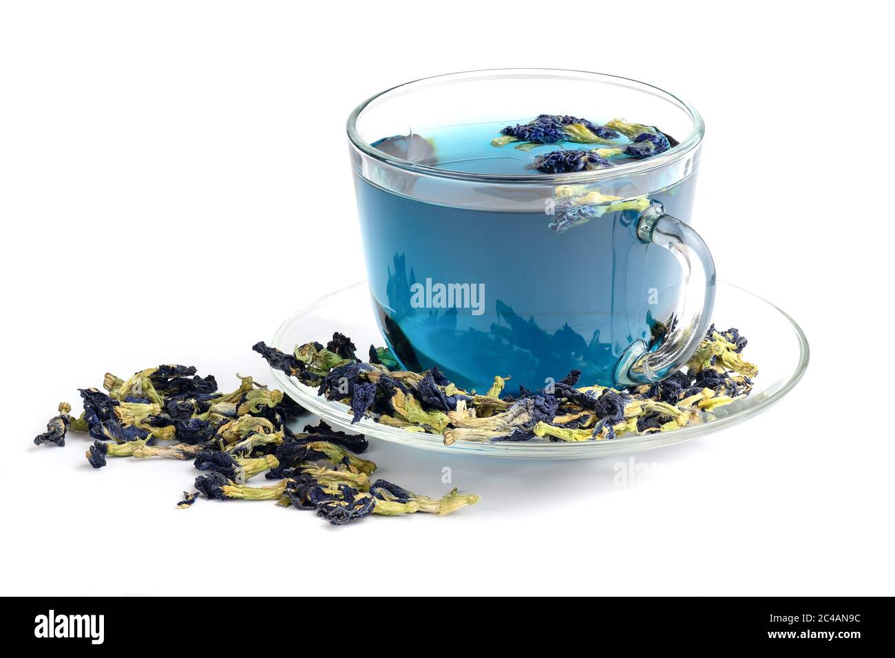Farfalla pisello fiore blu tè in tazza di vetro isolato su sfondo bianco. Disintossicazione sana di erbe. Foto Stock