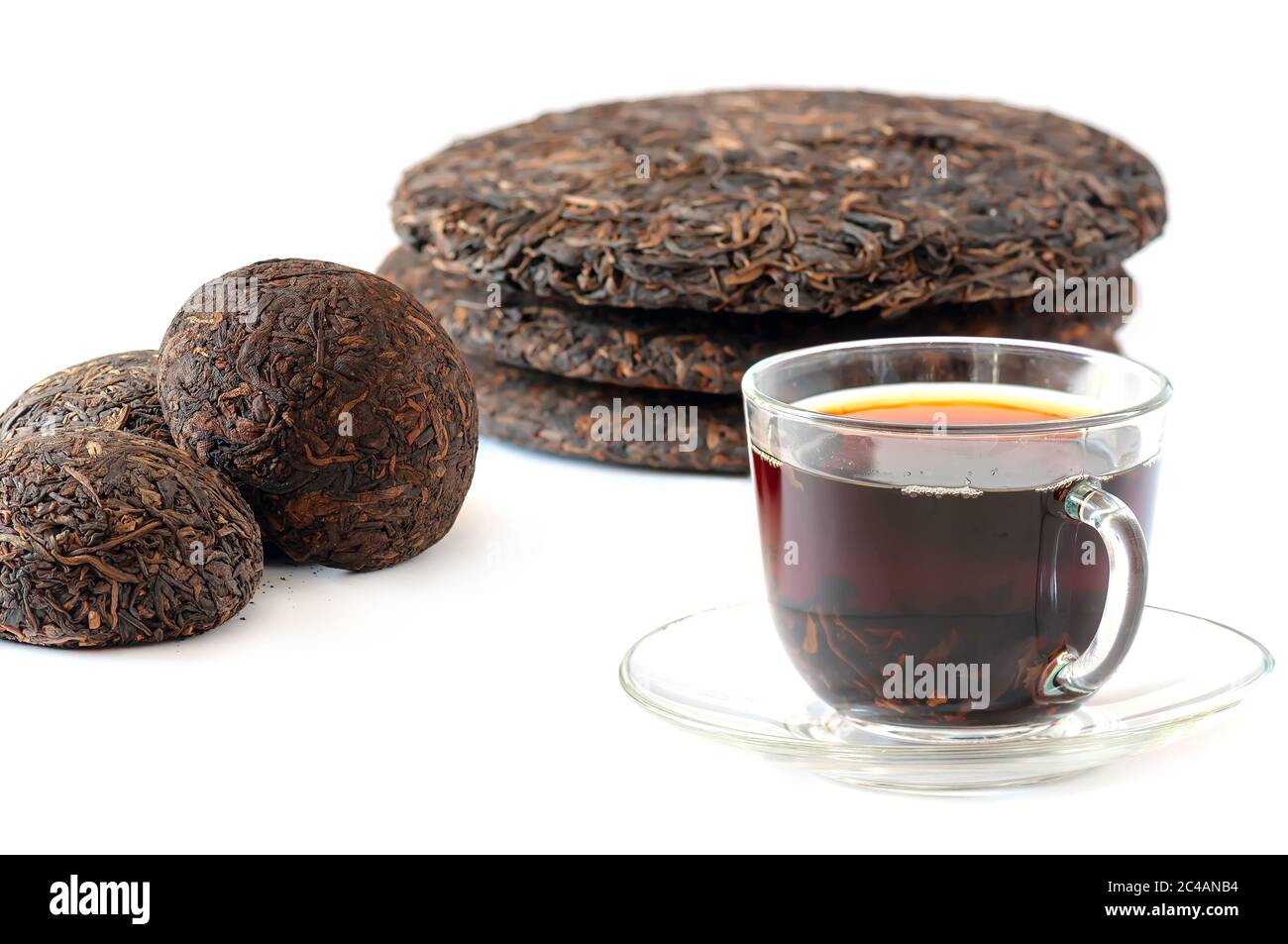 Pu-erh tè nero in tazza di vetro. Tradizionale cinese crudo tè vecchio puer. Foto Stock