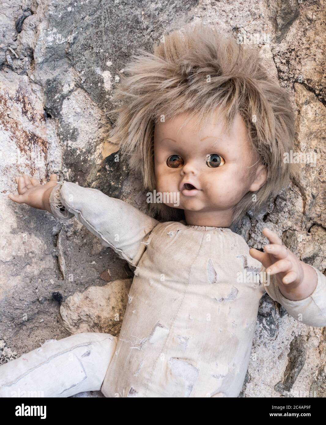 Bambola vecchia in casa abbandonata. Foto Stock