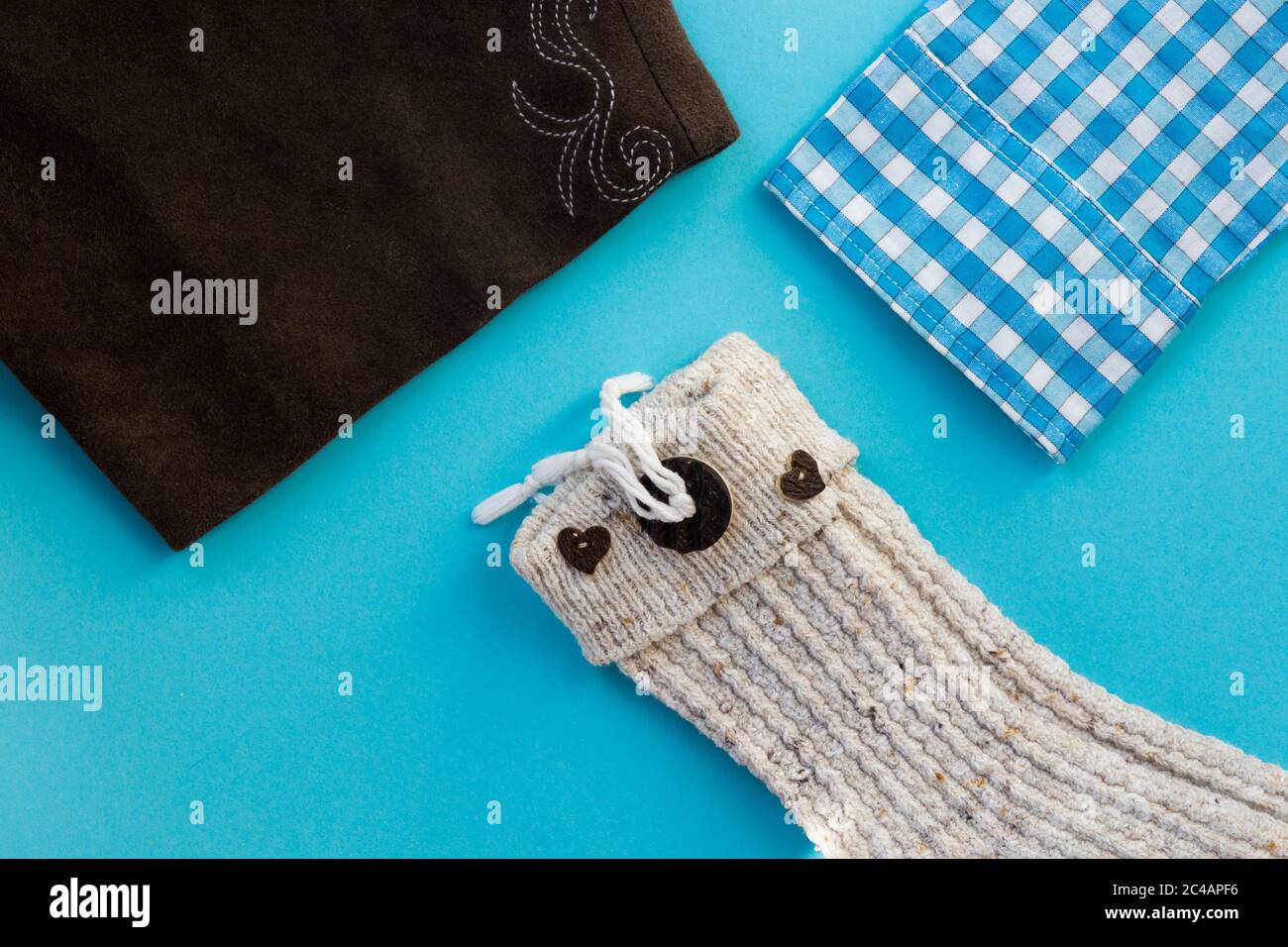 Abbigliamento tradizionale bavarese isolato su sfondo blu Foto Stock