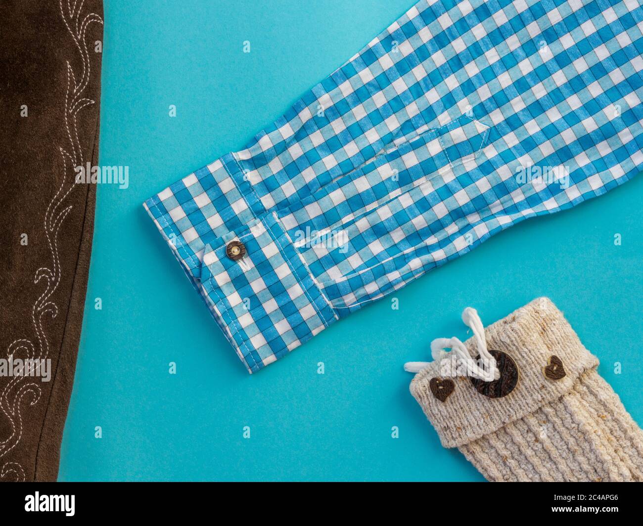 Abbigliamento tradizionale bavarese isolato su sfondo blu Foto Stock