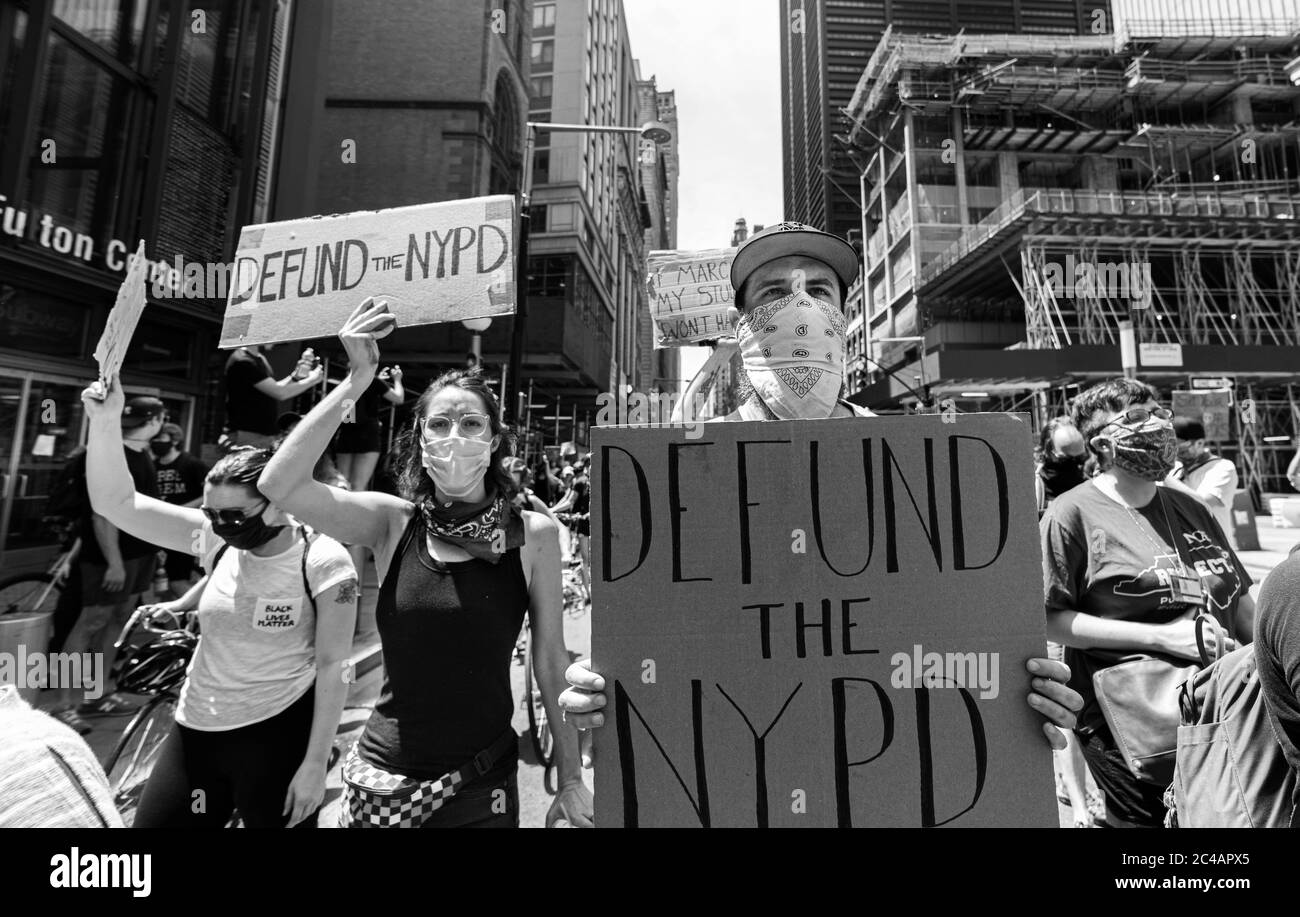 Manhattan, New York, USA - 6 giugno 2020: Giovani donne che marciano per protesta contro l'uccisione di George Floyd da parte di un poliziotto. Foto Stock