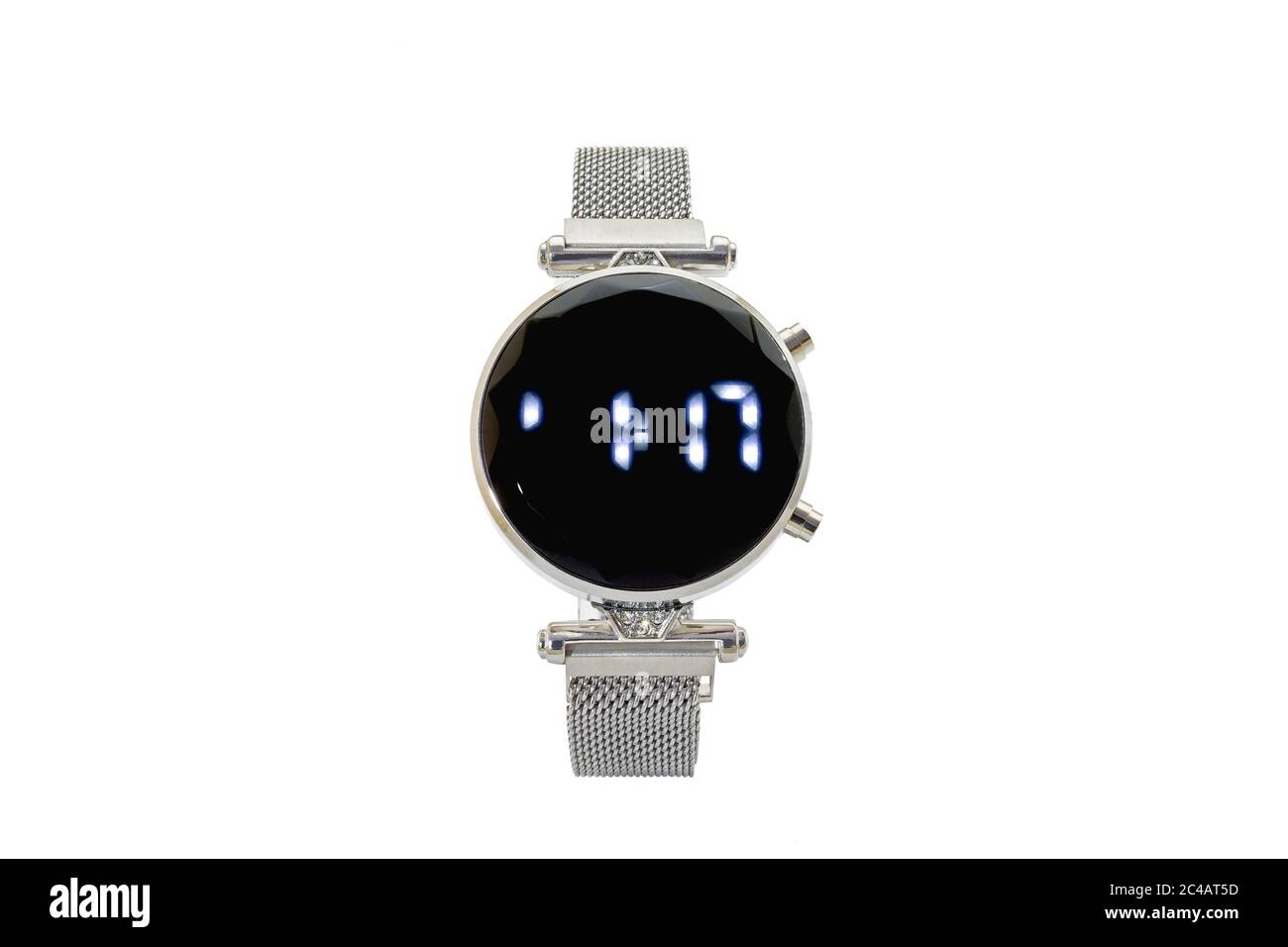 Smartwatch rotondo da donna con gemme, cinturino in mesh argento, quadrante  nero e numeri digitali, isolato su sfondo bianco Foto stock - Alamy