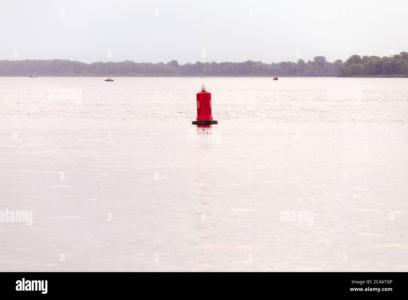 Una boa rossa sul fiume Dnieper a Kiev, Ucraina, per la sicurezza e la sicurezza delle barche che viaggiano in acqua. Messa a fuoco selettiva Foto Stock