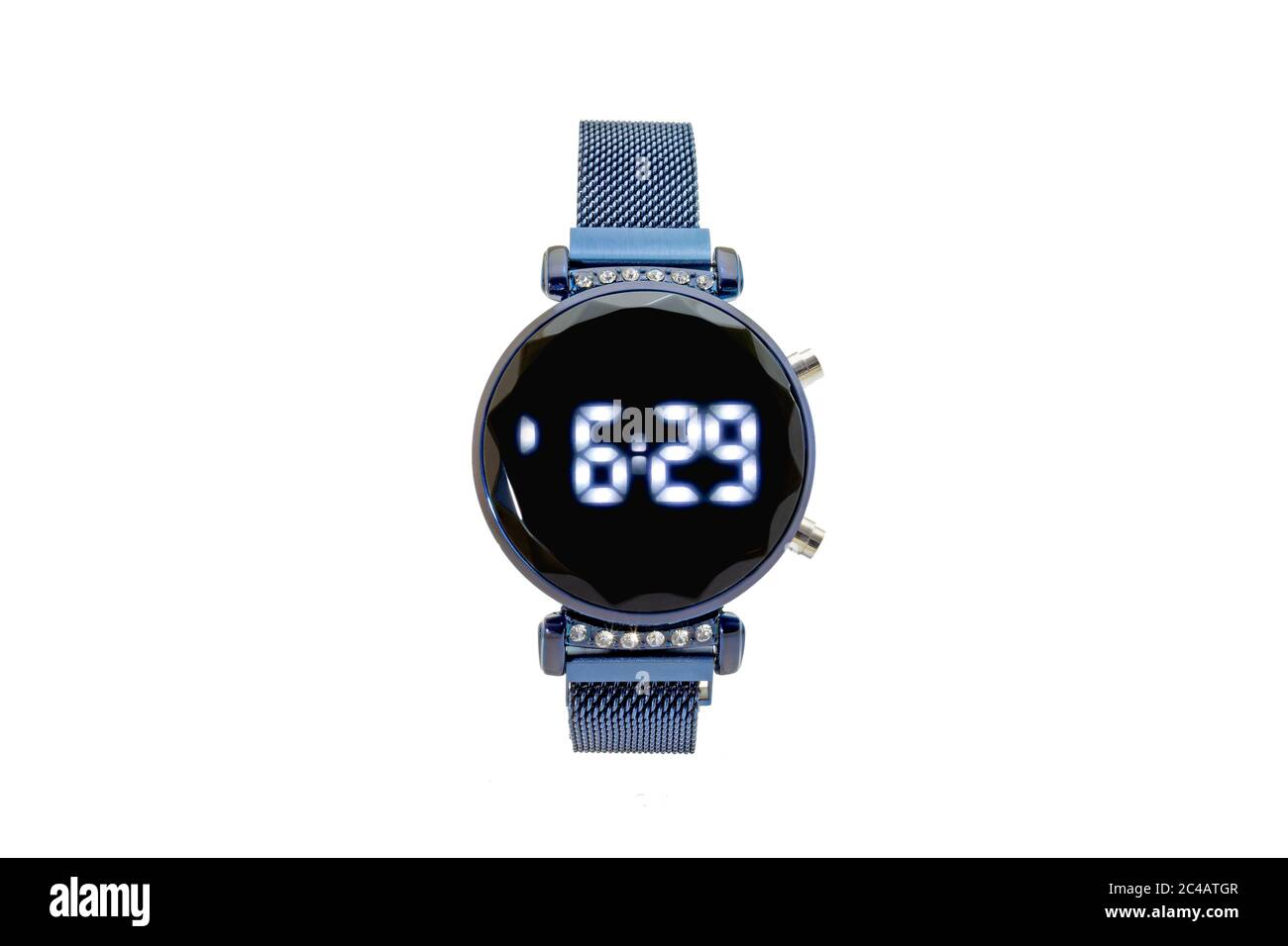 Smartwatch rotondo con cinturino in mesh blu, quadrante nero e numeri  digitali, isolato su sfondo bianco Foto stock - Alamy
