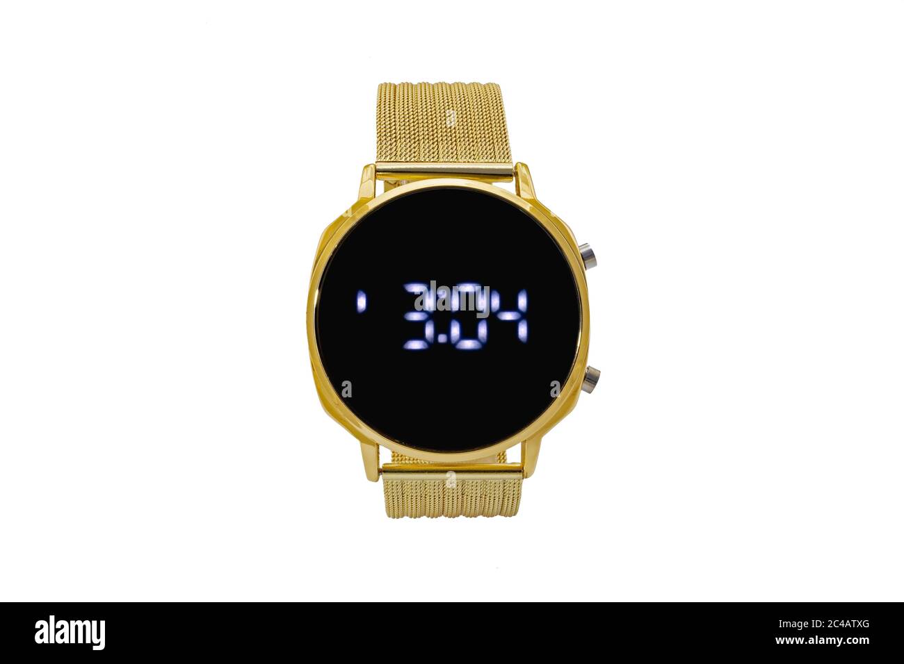 Smartwatch rotondo con cinturino in metallo con mesh dorata, quadrante nero e numeri digitali, isolato su sfondo bianco. Foto Stock