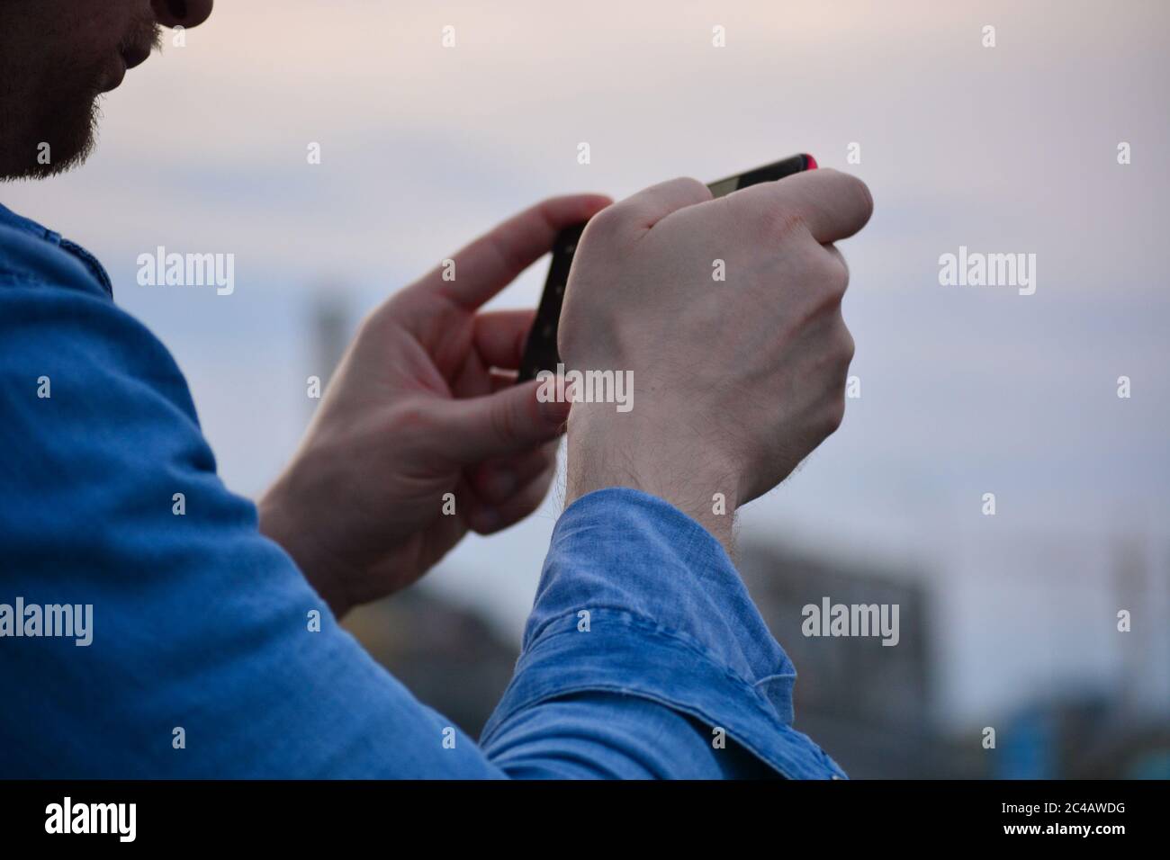 Giovane uomo che usa lo smartphone, lavora in movimento Foto Stock