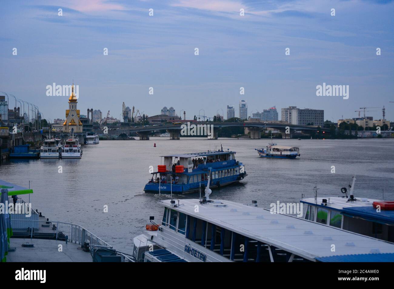 Kiev, Ucraina - 20 giugno 2020: Panorama di Kiev, Ucraina. Fiume Dnipro, ponte Podilsko-Voskresensky e porto sul fiume Kyiv Foto Stock