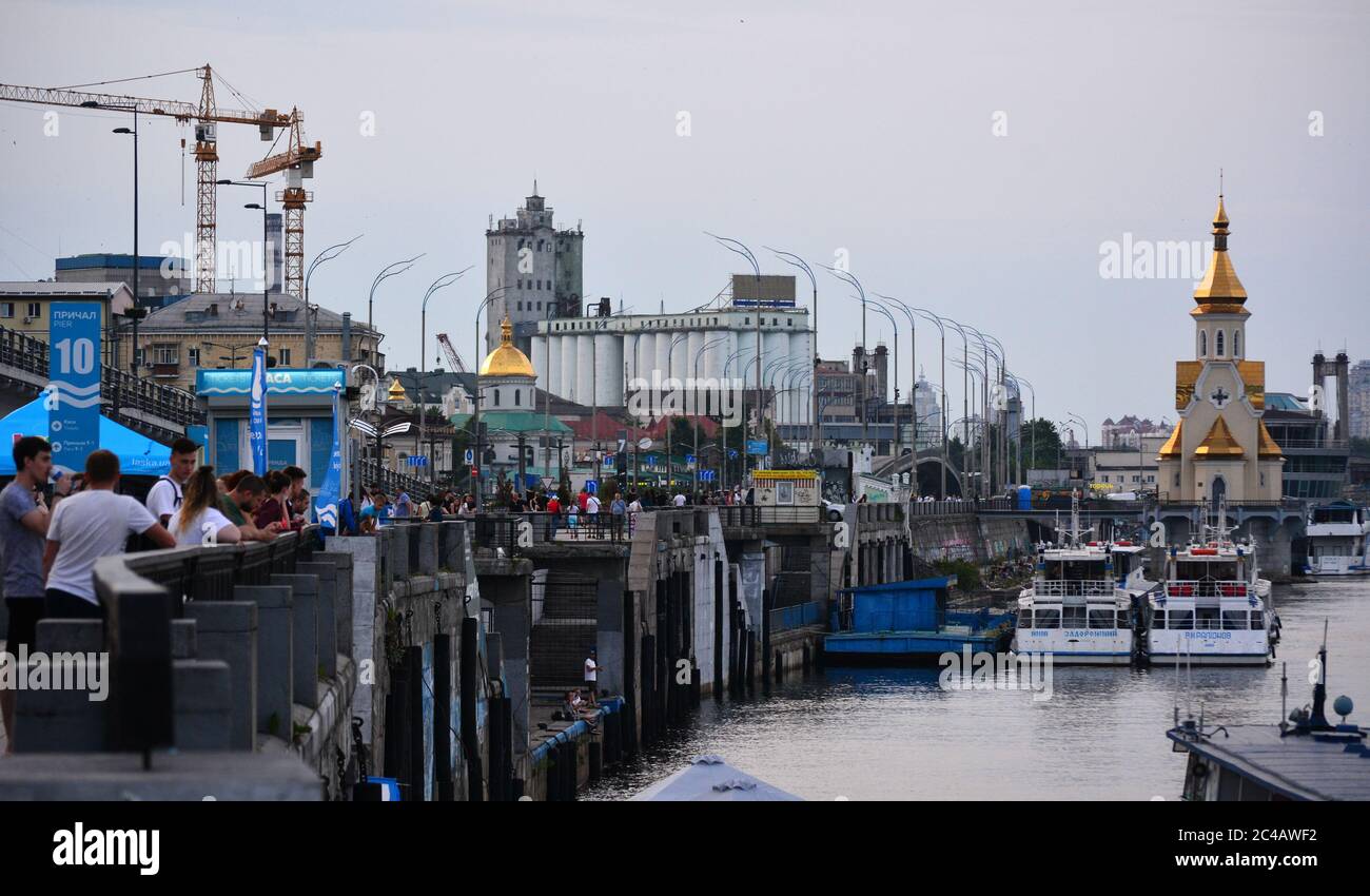 Kiev, Ucraina - 20 giugno 2020: Panorama di Kiev, Ucraina. Fiume Dnipro, ponte Podilsko-Voskresensky e porto sul fiume Kyiv Foto Stock