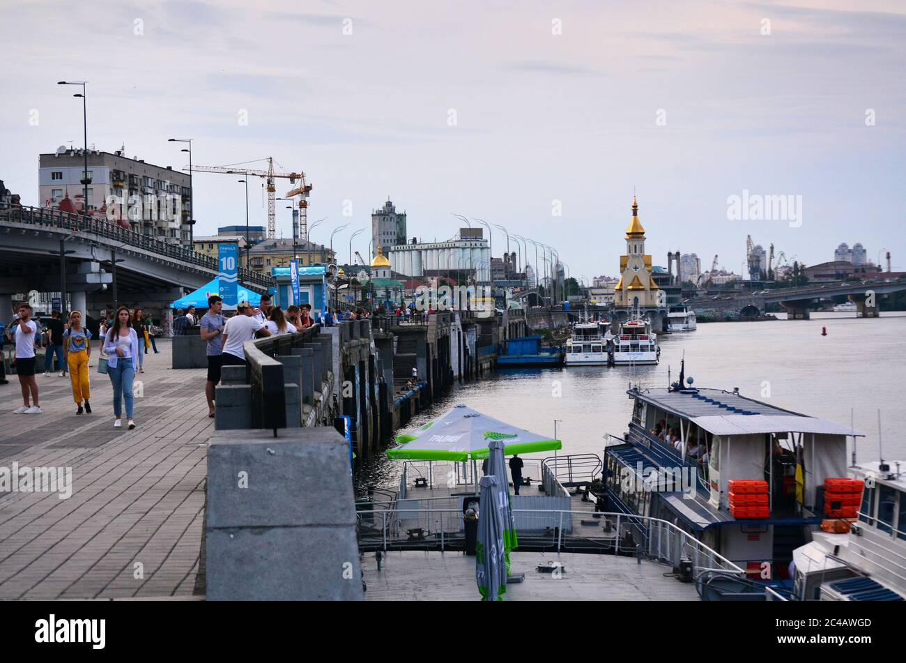Kiev, Ucraina - 20 giugno 2020: Panorama di Kiev, Ucraina. Fiume Dnipro, ponte Podilsko-Voskresensky e porto sul fiume Kyiv Foto Stock