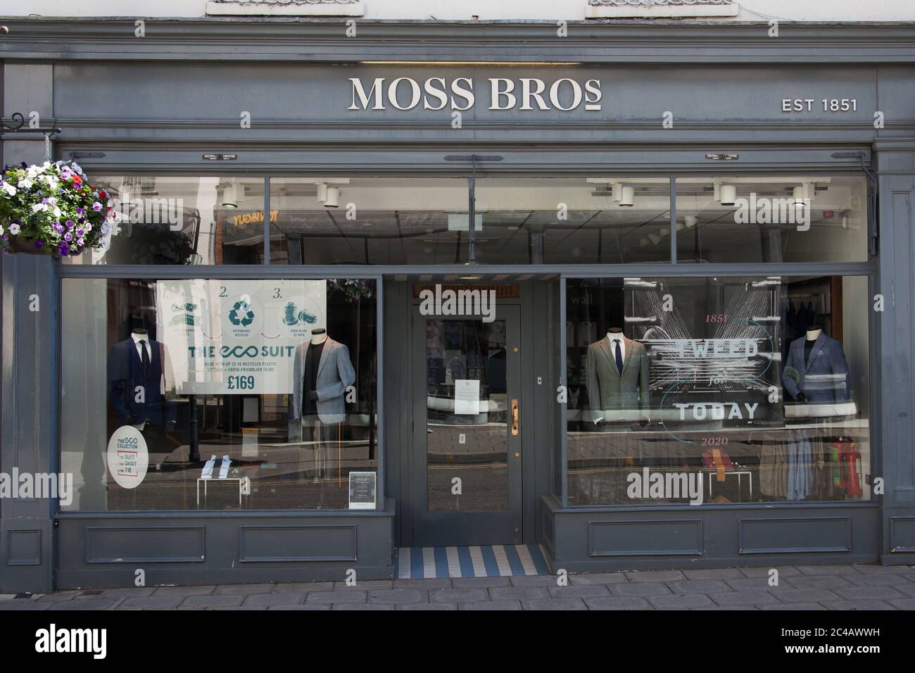 I rivenditori di abbigliamento maschile Moss Bros a Cheltenham, Gloucestershire, Regno Unito Foto Stock