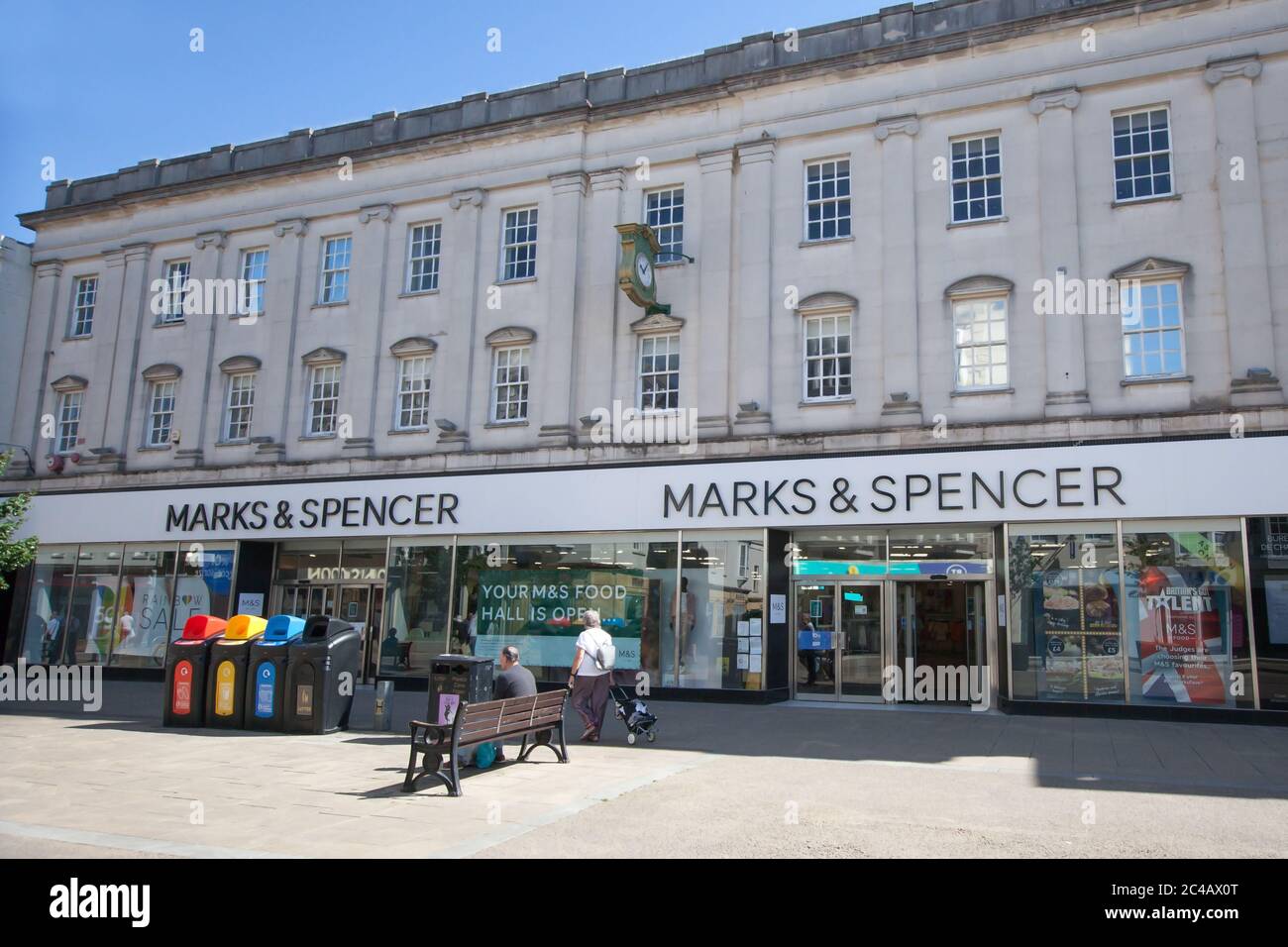 Il grande magazzino Marks and Spencers a Cheltenham, Gloucestershire, Regno Unito Foto Stock