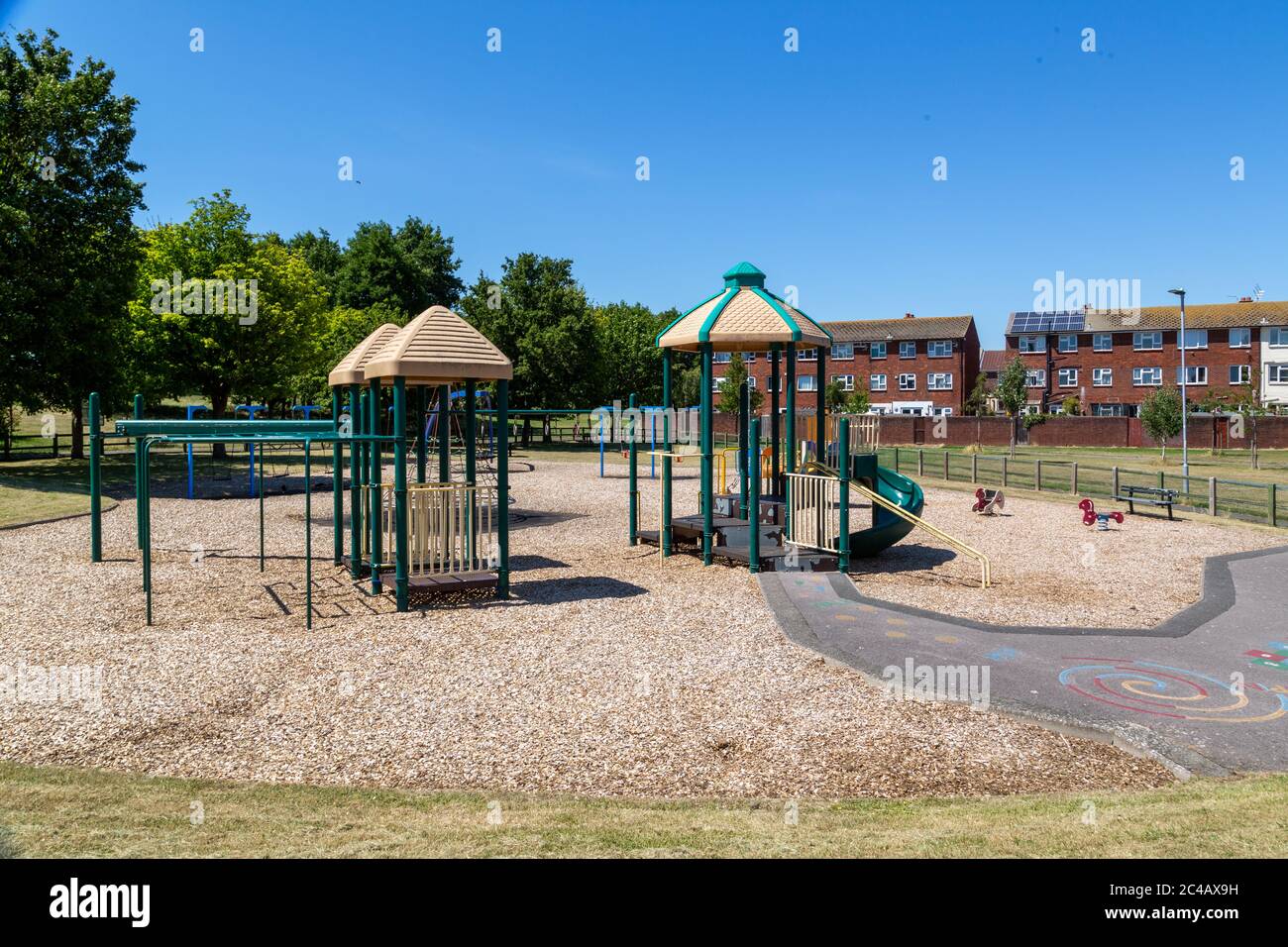 Un parco giochi per bambini o un parco vuoto in un giorno estivo durante il periodo di chiusura del Covid-19 Foto Stock