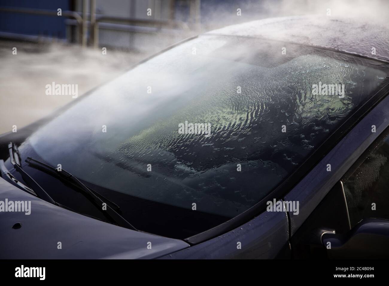 Lavaggio di un'auto con acqua pressurizzata, dettaglio di pulizia e cura, manutenzione Foto Stock