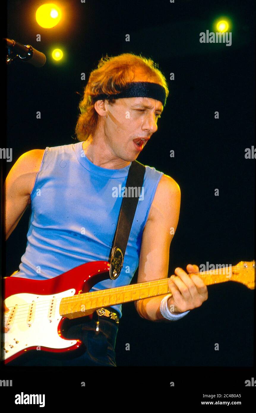 Mark Knopfler di Dire Straits in concerto alla Wembley Arena, Londra 1985  Foto stock - Alamy