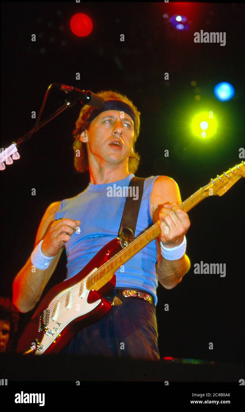 Mark Knopfler di Dire Straits in concerto alla Wembley Arena, Londra 1985 Foto Stock