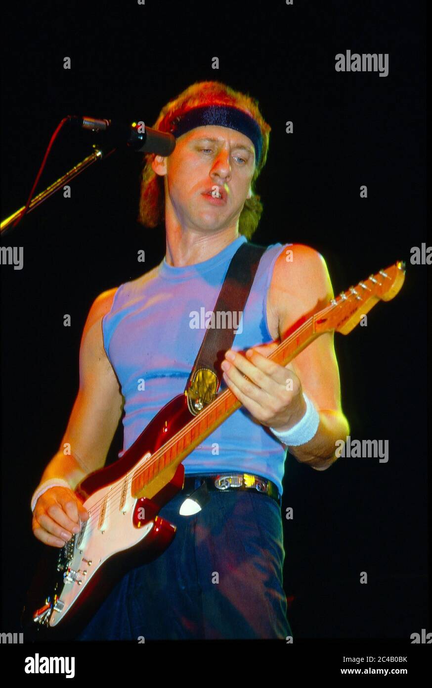 Mark Knopfler di Dire Straits in concerto alla Wembley Arena, Londra 1985 Foto Stock