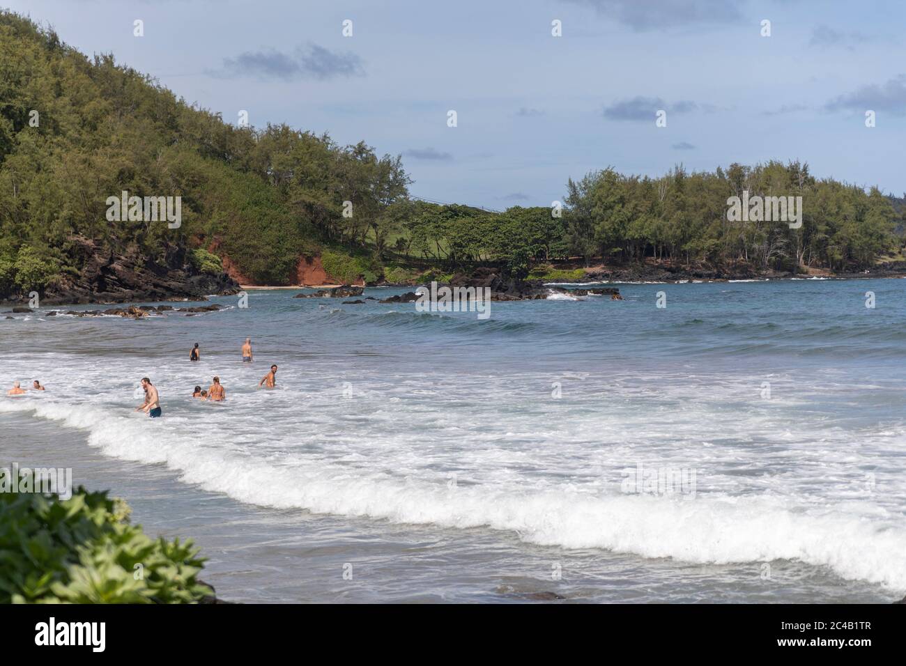 Onde che si infrangono in una spiaggia di Hana Hawaii Foto Stock