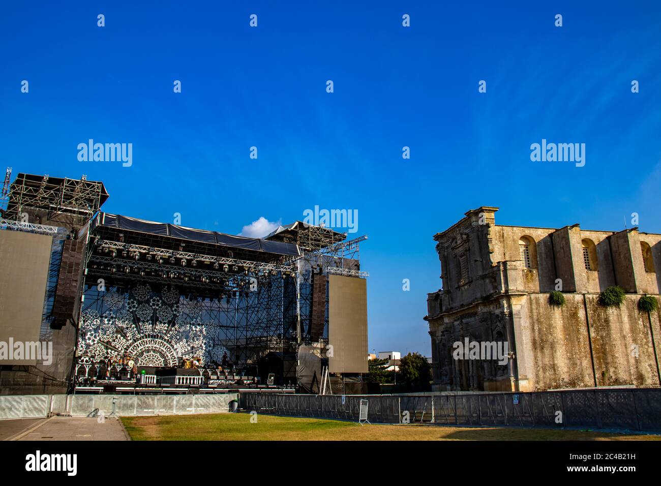 Melpignano, Lecce, Italia - allestito il palco del concerto 'Notte della Taranta' a Melpignano, nel Salento. Foto Stock