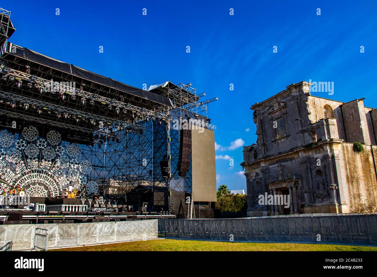 Melpignano, Lecce, Italia - allestito il palco del concerto 'Notte della Taranta' a Melpignano, nel Salento. Foto Stock