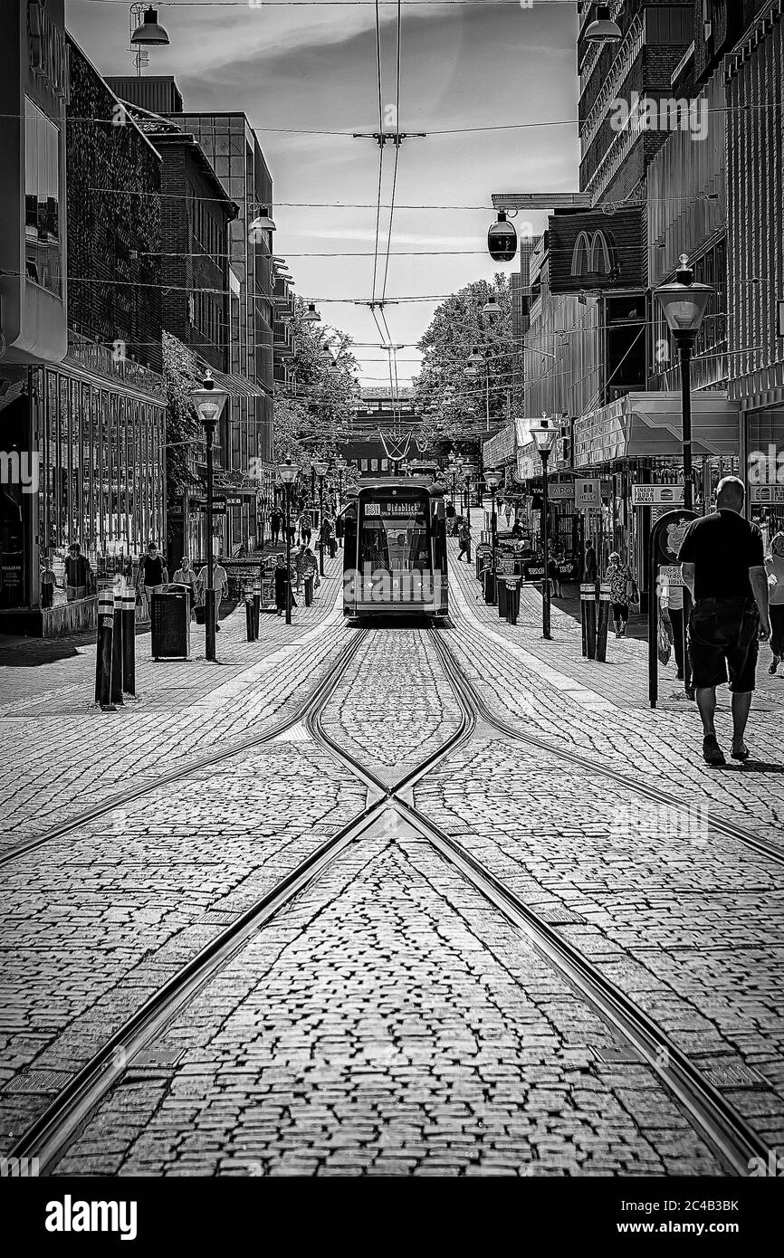 NORRKOPING, SVEZIA - 13 GIUGNO 2020: La rete tramviaria Norrkoping è un sistema di tram che costituisce una parte principale dei servizi di trasporto pubblico in N Foto Stock