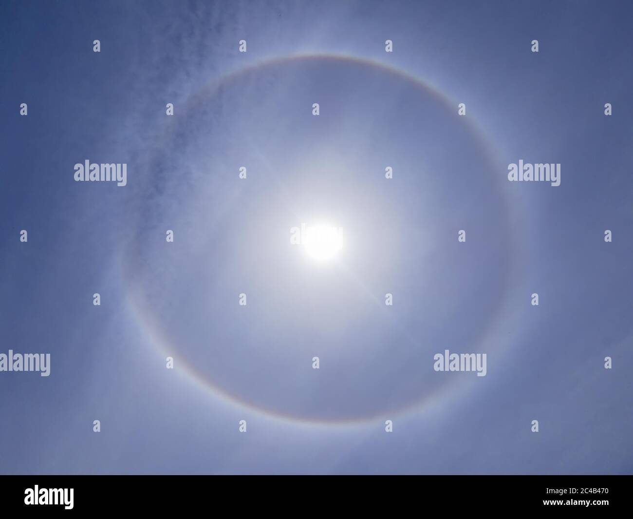 Solar Corona (plurale coronae, fenomeno ottico), è molto simile ad un altro fenomeno ottico, Halo, che si verifica in inverno Foto Stock