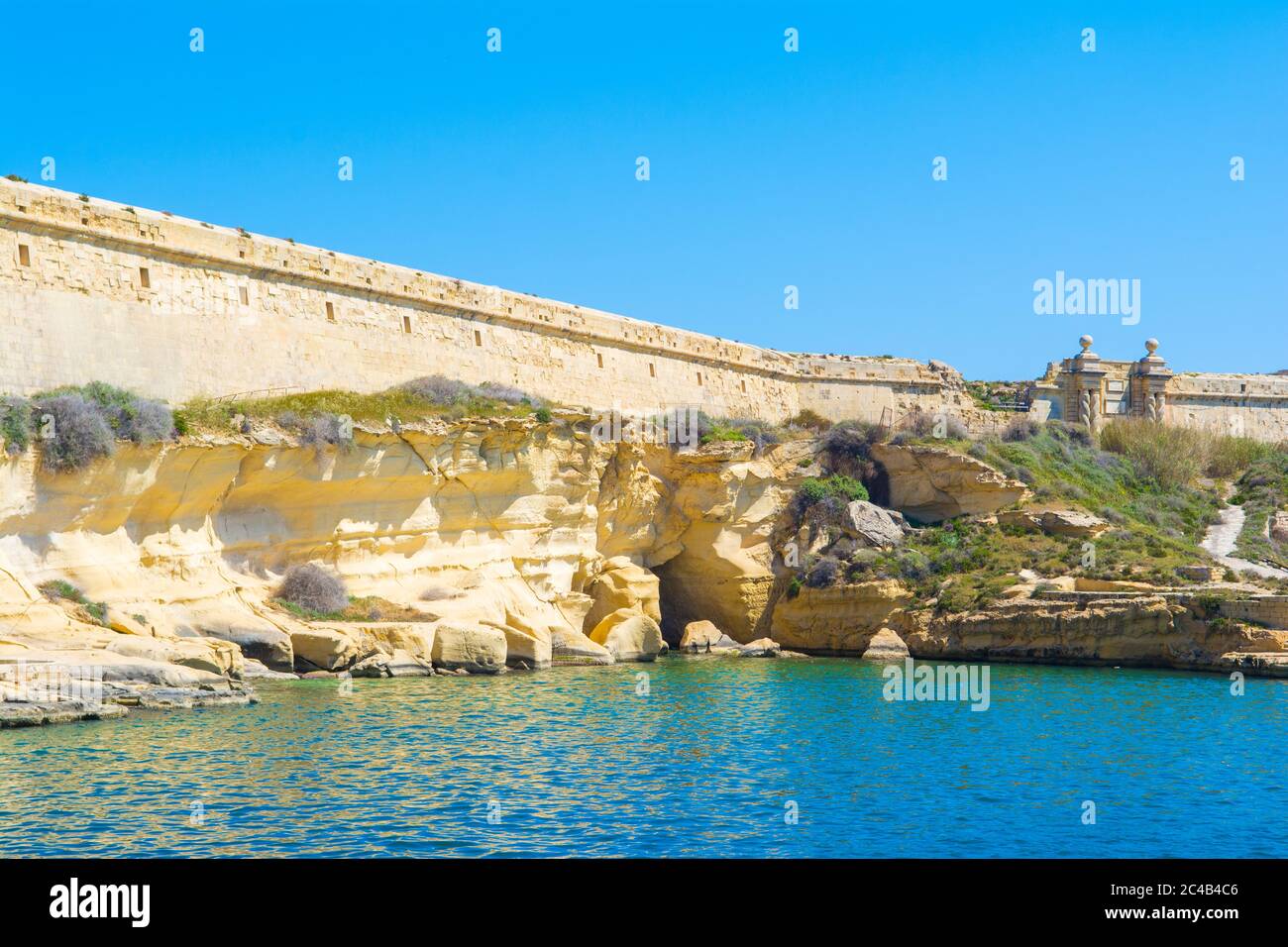 Paesaggio con il vecchio Fort Rinella - Rinella Victorian Battery, Kalkara, Malta Foto Stock