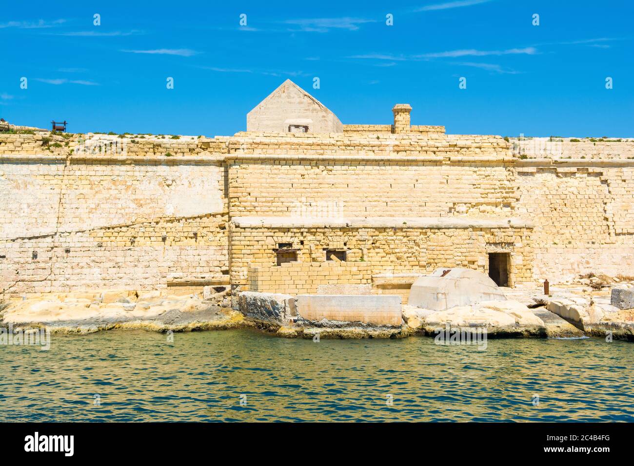 Paesaggio con il vecchio Fort Rinella - Rinella Victorian Battery, Kalkara, Malta Foto Stock