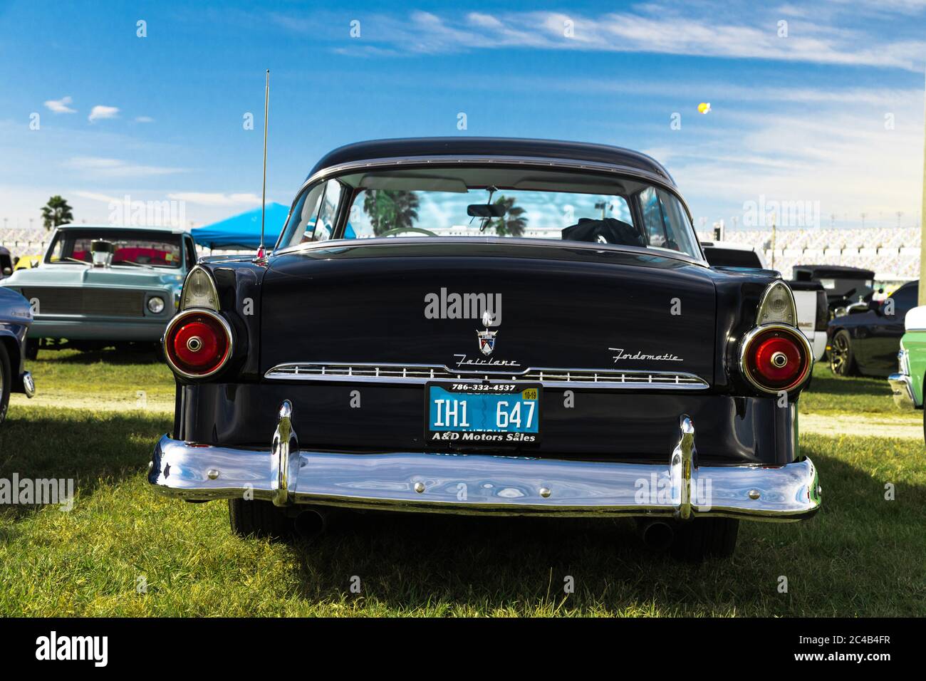 Daytona, Florida / Stati Uniti - 24 novembre 2018: 1955 Ford Fairlane alla corsa di Turchia di Daytona dell'autunno 2018. Foto Stock