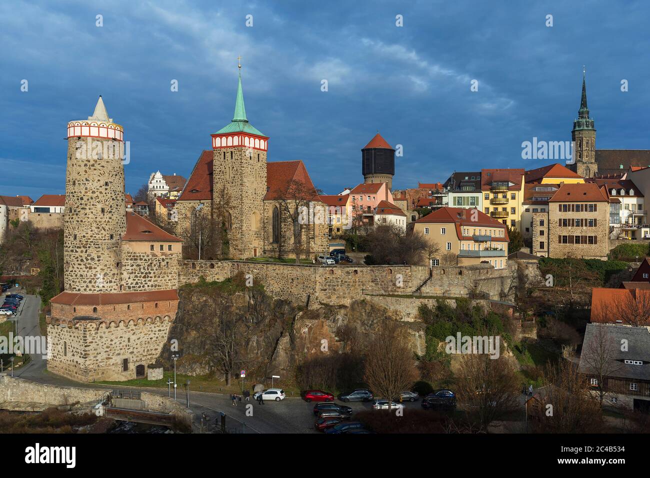 Vista delle mura storiche della città con torri della città vecchia, Bautzen, alta Lusazia, Sassonia, Germania Foto Stock