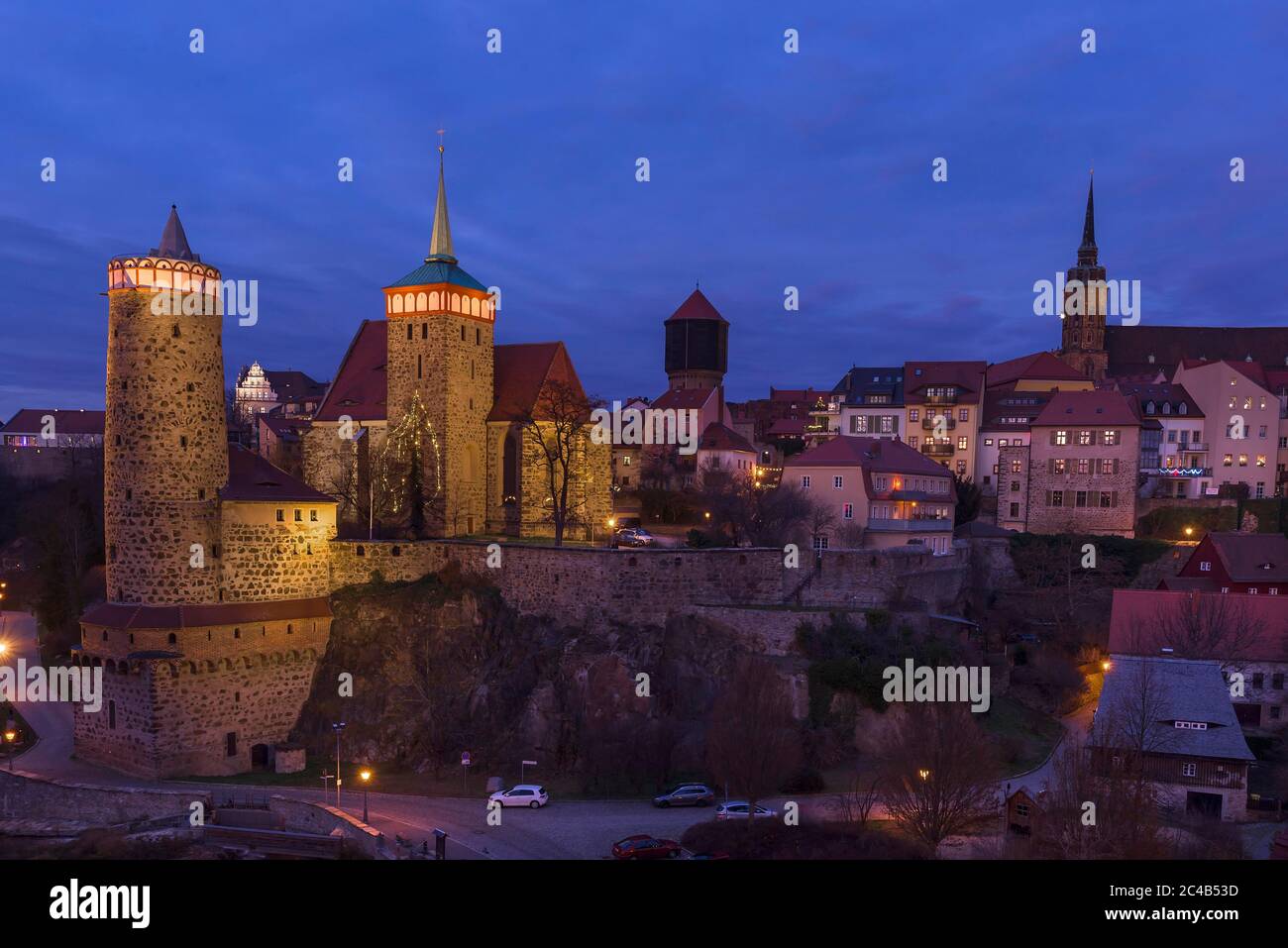 Vista della città vecchia con torri e mura al tramonto, Bautzen, Oberlausitz, Sassonia, Germania Foto Stock