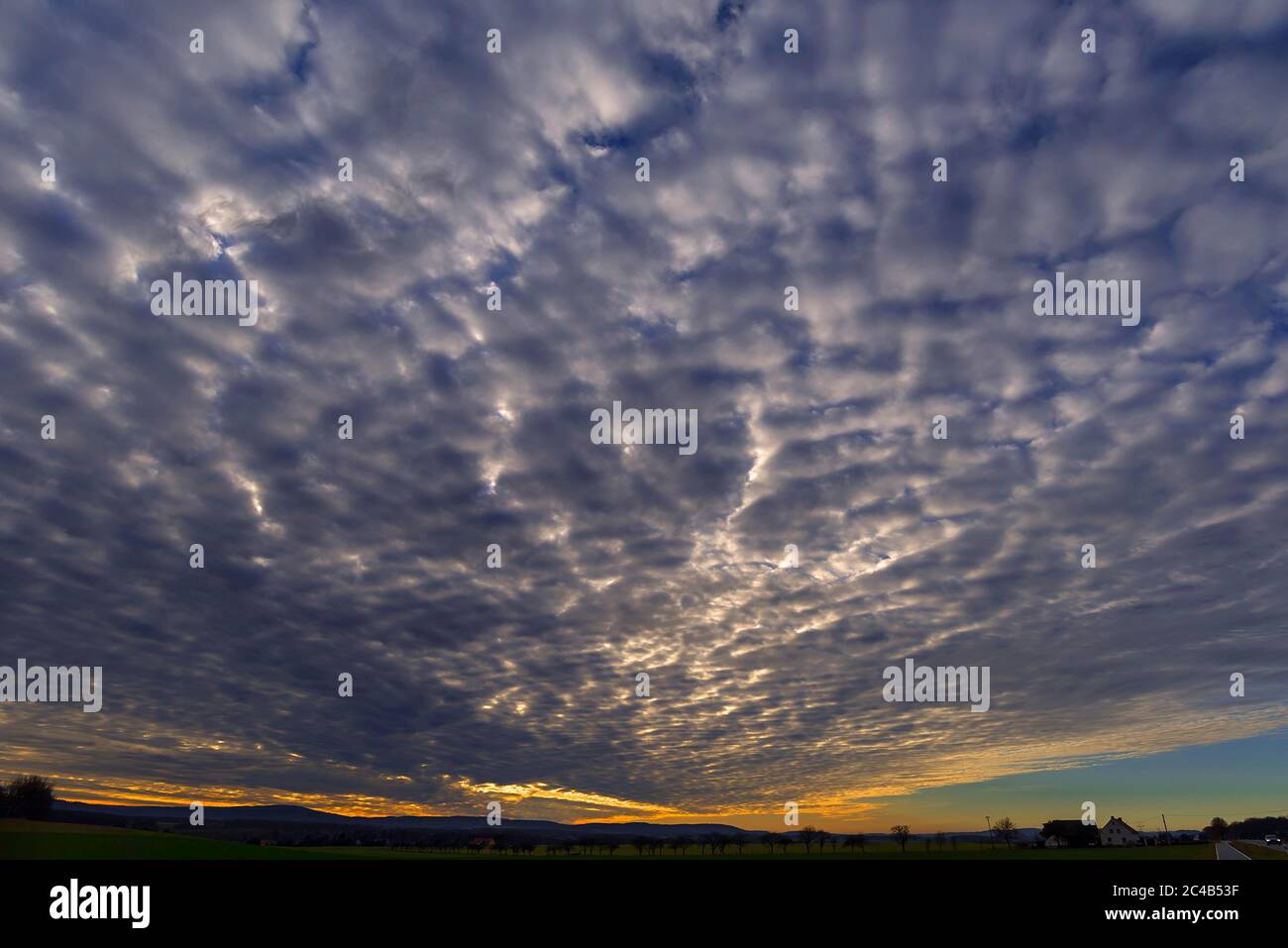 Fitta copertura nuvolosa (stratocumulo) nel cielo serale, Bautzen, Oberlausitz, Sassonia, Germania Foto Stock