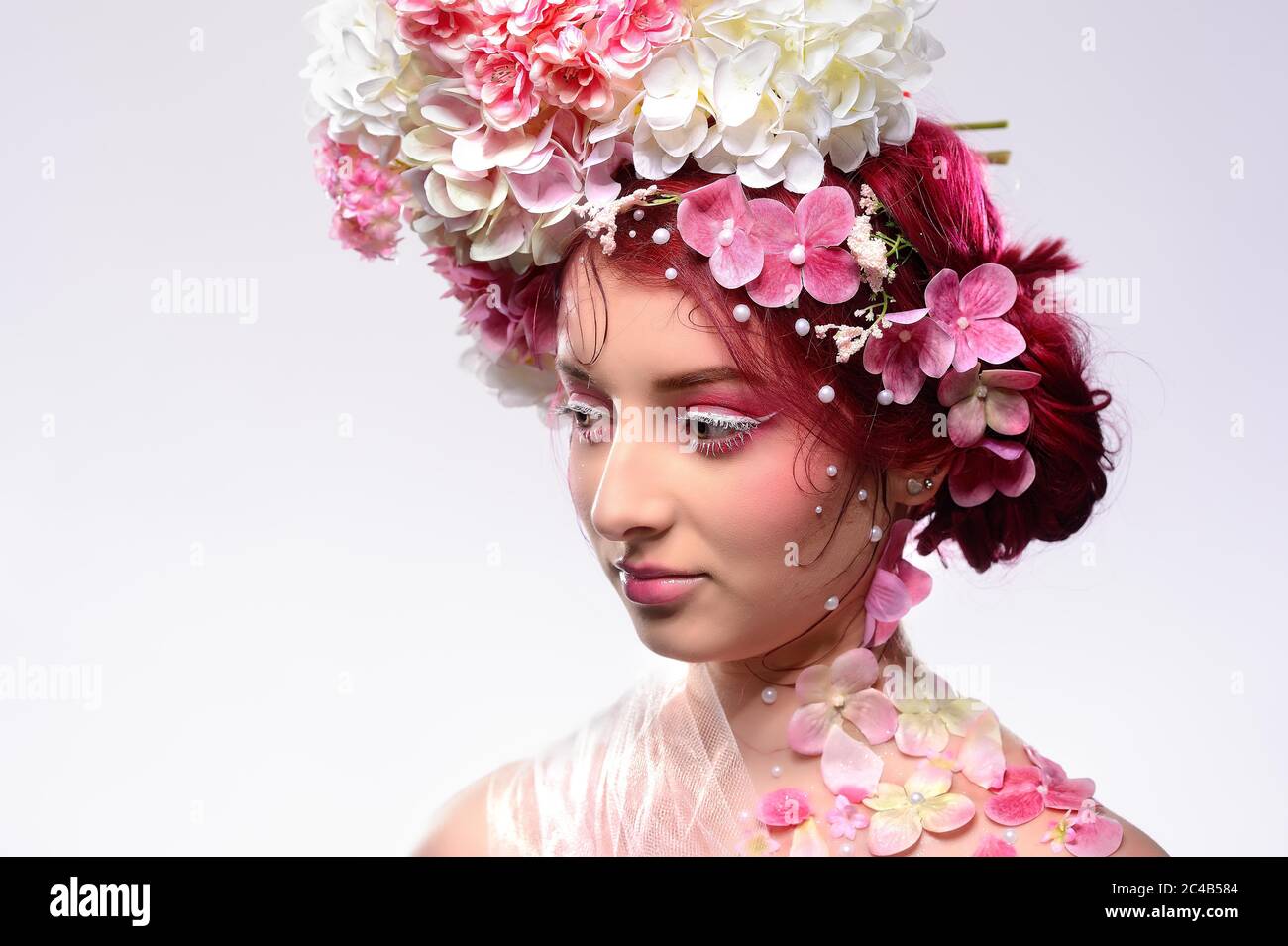 Ritratto di bellezza di una giovane donna con fiori nei capelli, Germania Foto Stock
