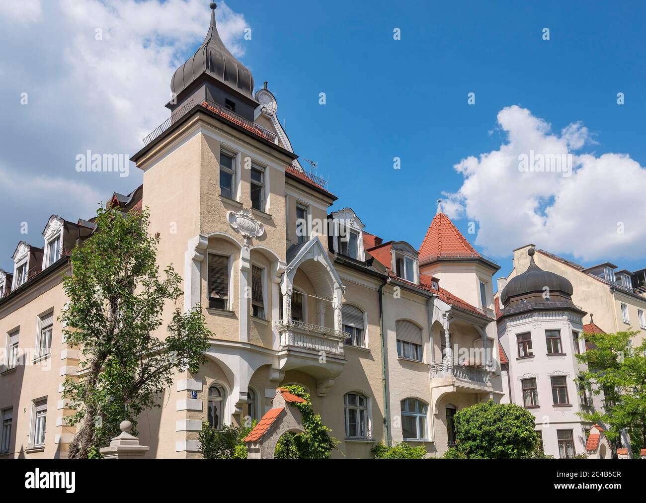 Edifici rinascimentali tedeschi con torre ad angolo e balconi in legno, Botmerstrasse, Neuhausen, Monaco, alta Baviera, Baviera, Germania Foto Stock