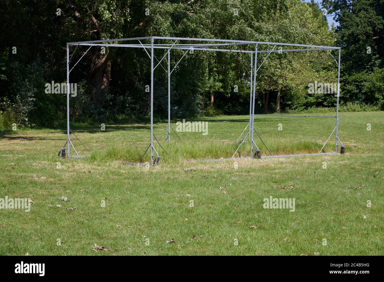 Cricket gabbia senza rete in campo con alberi in background Foto Stock